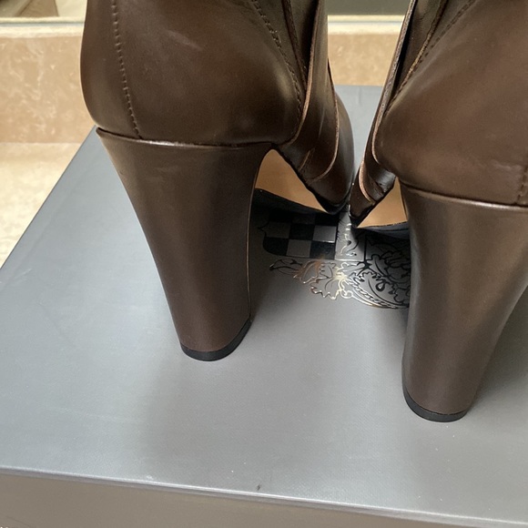 Vince Camuto Bootie . Size 9 Khaki Grey - Picture 6 of 10
